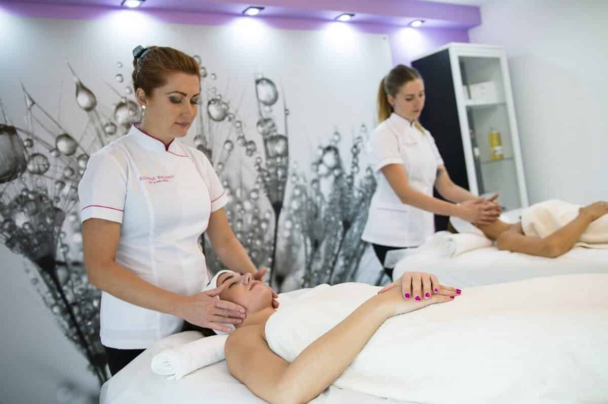 how-much-to-tip-for-couples-massage-calculating-tips-explained-for-your-massage-needs